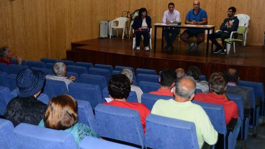 Un momento de la asamblea celebrada el domingo, que no contó con el quórum suficiente, con los cuatro directivos que presentaron su dimisión. // Gonzalo Núñez