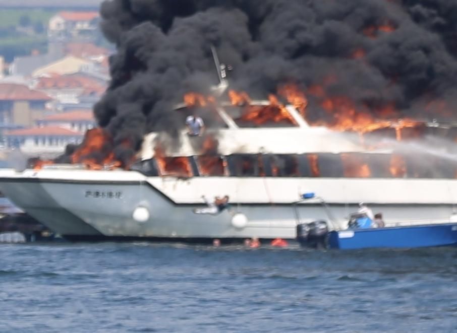 Incendio de un catamarán en Arousa