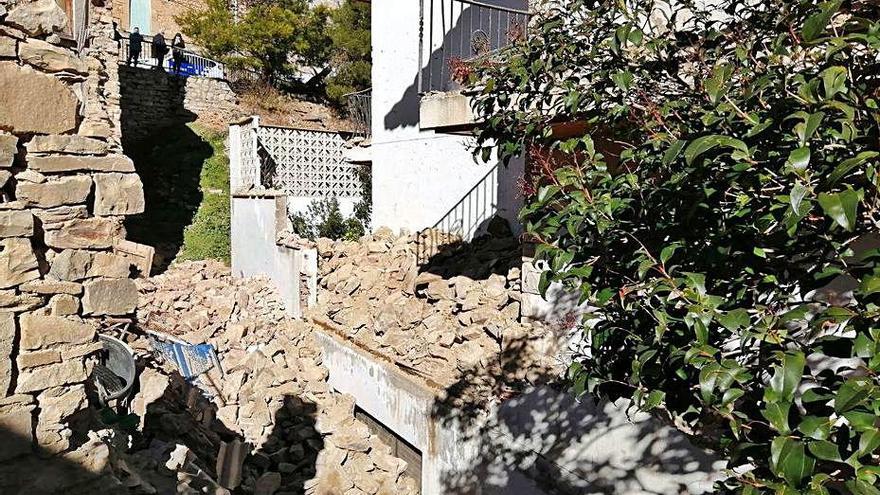 La caiguda d&#039;un mur de pedra obliga a desallotjar dues finques a Tàrrega