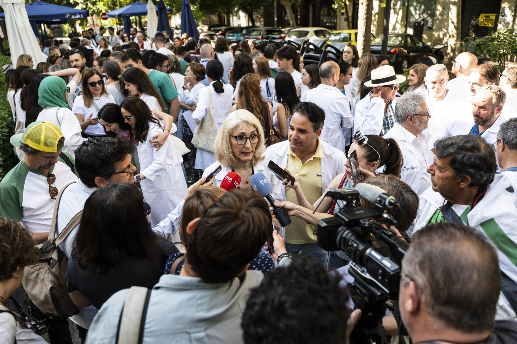 Las imágenes de la protesta de médicos en Cáceres