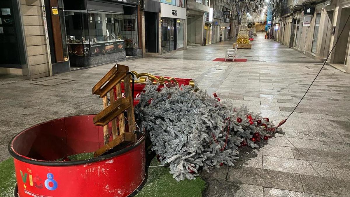 Uno de los árboles de navidad tirado en el suelo