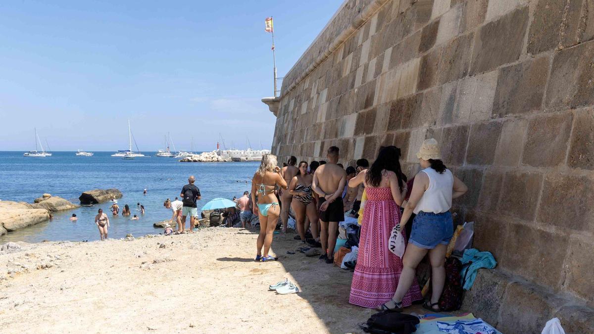 Tabarca pasa el verano a pleno sol