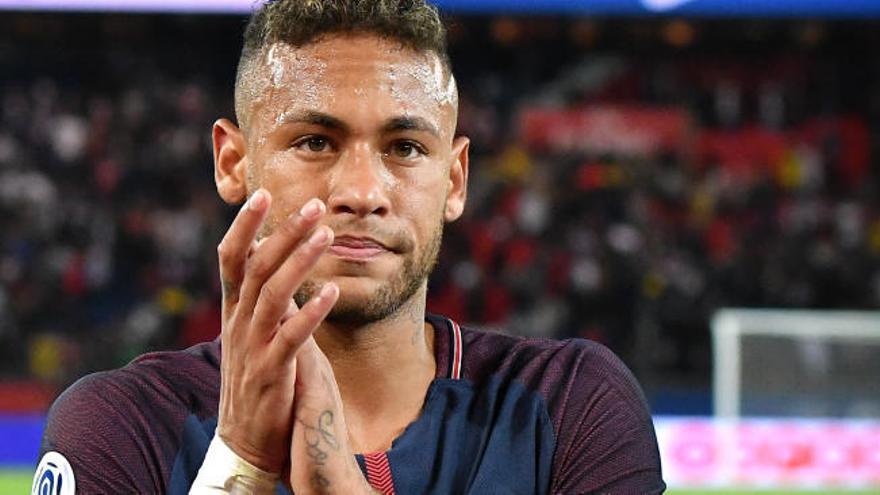 Neymar aplaudiendo... que le sale bien.