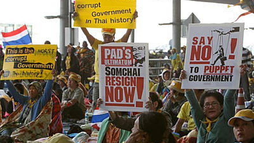 Manifestantes opositores al Gobierno participan en una protesta en el aeropuerto internacional de Suvarnabhumi, en Bangkok (Tailandia). El primer ministro tailandés, Somchai Wongsawat, recurrió este jueves al estado de excepción para liberar los dos principales aeropuertos de Bangkok de los miles de manifestantes que ocupan las instalaciones y piden la dimisión del Ejecutivo.