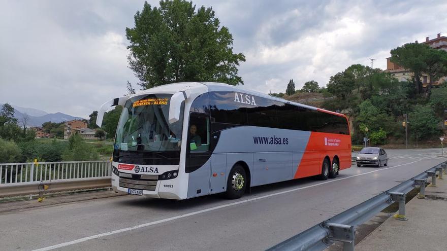 Autobús fent la ruta Berga-Barcelona, al pas per Gironella