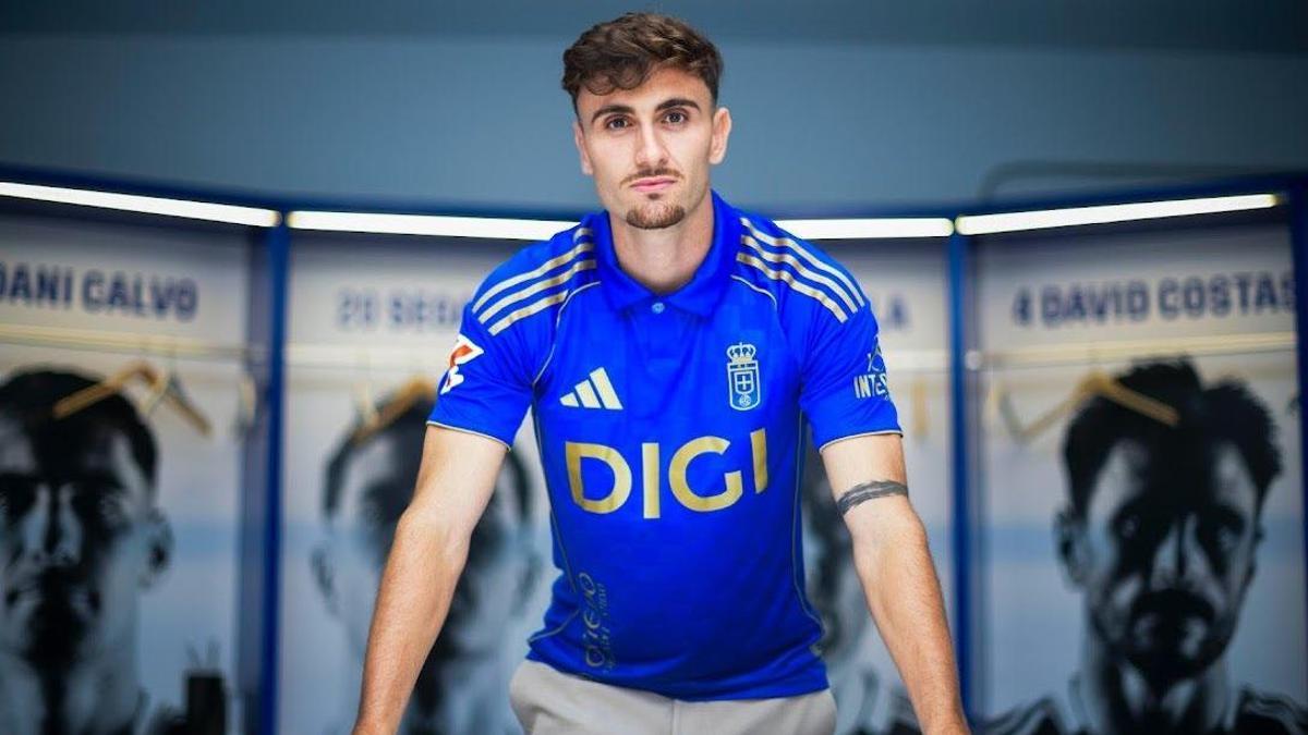 Álex Forés, en su presentación con el Real Oviedo en 2025.
