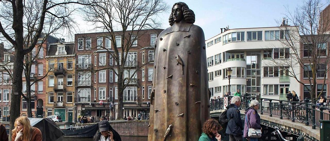 Estatua de Baruch de Spinoza na cidade de Amsterdam.