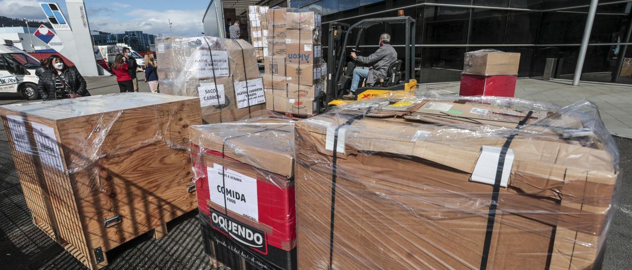 Fabada, agua y hasta moscovitas de chocolate y almendra: la comida asturiana que viaja a Ucrania para ayudar a los refugiados