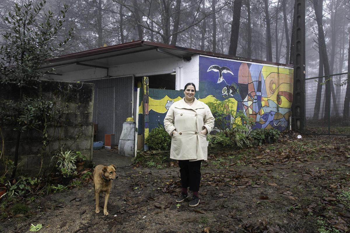 Paula Marques, con uno de los  perros recogidos por Verdear.