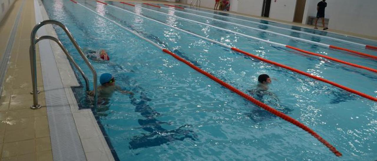 Un grupo de niños en las instalaciones de la piscina municipal de As Lagoas, en Bueu. |   // GONZALO NÚÑEZ