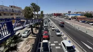 El atasco inteligente en la glorieta de Rocío del Mar de la N-332 pone a prueba la paciencia de conductores y vecinos en Torrevieja