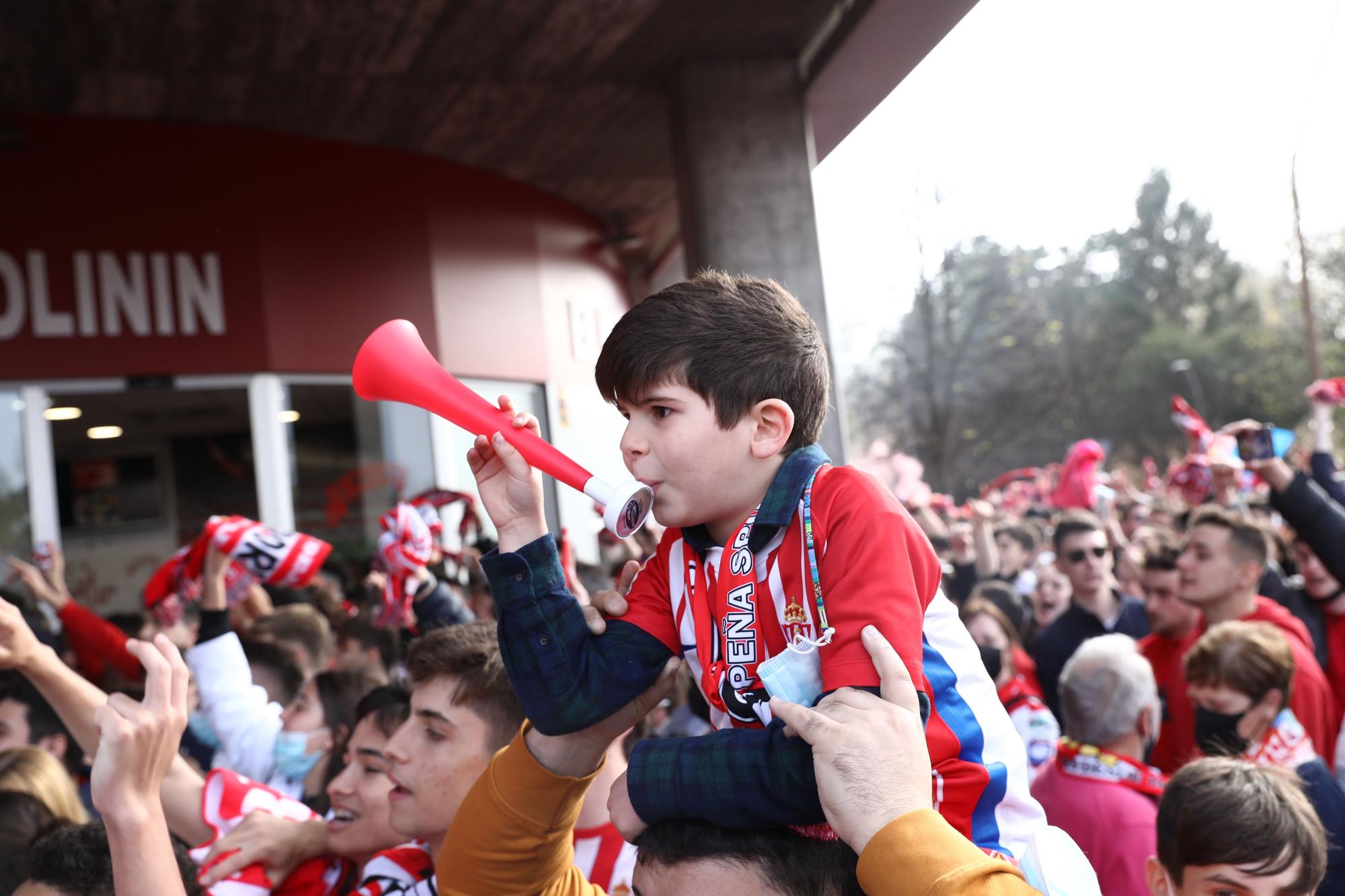 EN IMÁGENES: Así fue el recibimiento al autobús del Sporting en El Molinón