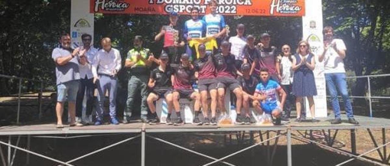 La entrega de trofeos sobre el palco que había sido retirado.