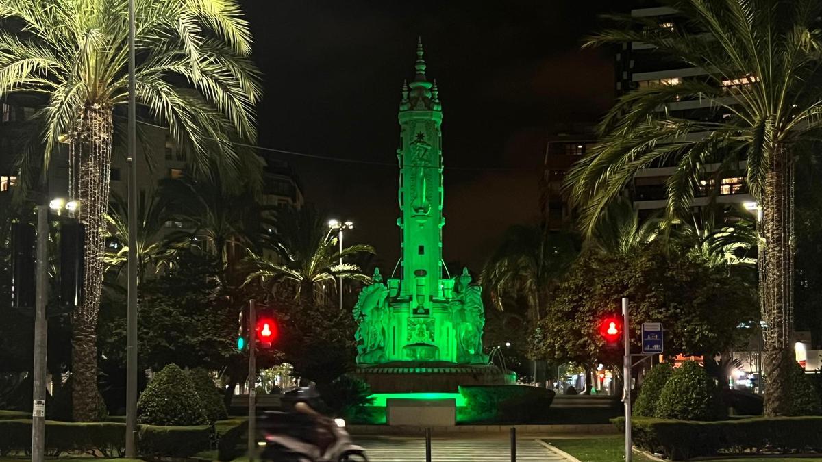 La fuente de Luceros brilla de verde en Alicante por solidaridad.