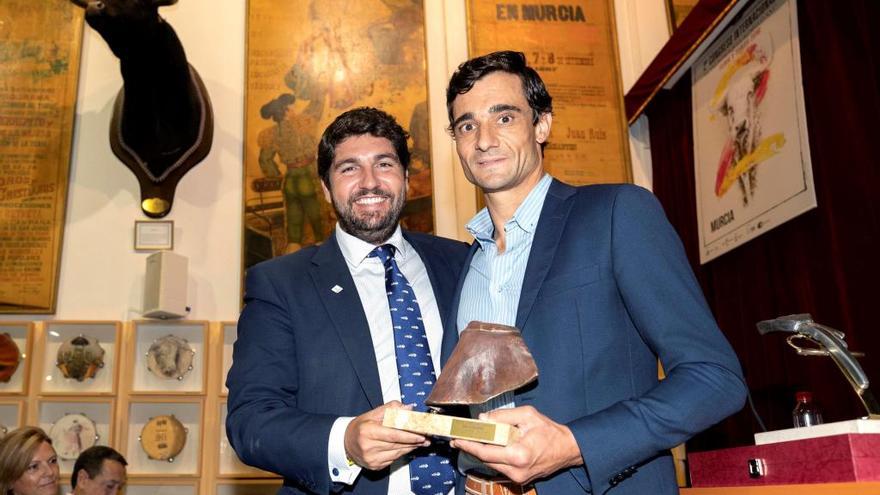 López Miras entrega el premio al mejor toreo con capote de la Comunidad a Paco Ureña.