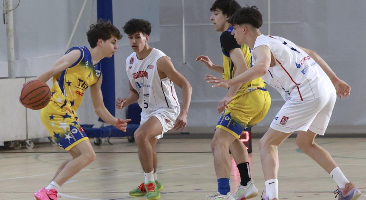 Un jugador del Tifón Muebles Novobasket bota el balón ante uno del Obradoiro. | JOSE LORES
