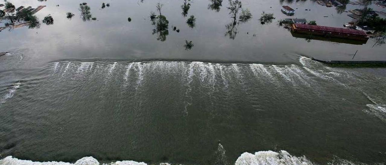 Vista aérea que muestra el devastador efecto del paso del huracán &quot;Katrina&quot; por Nueva Orleans. // Efe