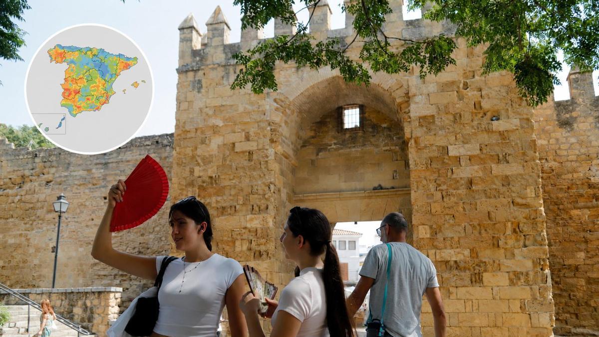 En grande, turistas en la zona del casco histórico de Córdoba. En pequeño, un mapa de la Aemet con el riesgo de incendios
