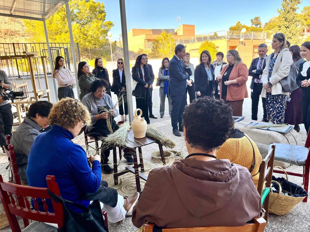 Visita al instituto Maciá Abela de la comitiva que ayer recibía el expediente de solicitud de la IGP de la Alfombra de Crevillente