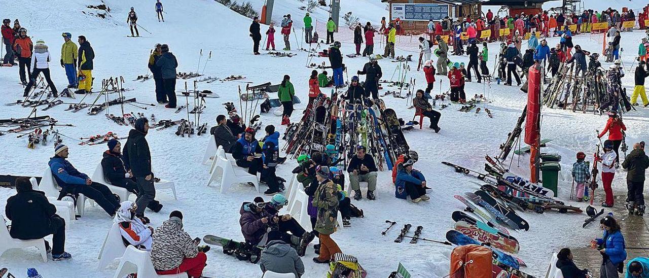 Esquiadores en la zona baja de la estación invernal de Fuentes de Invierno, en Aller.