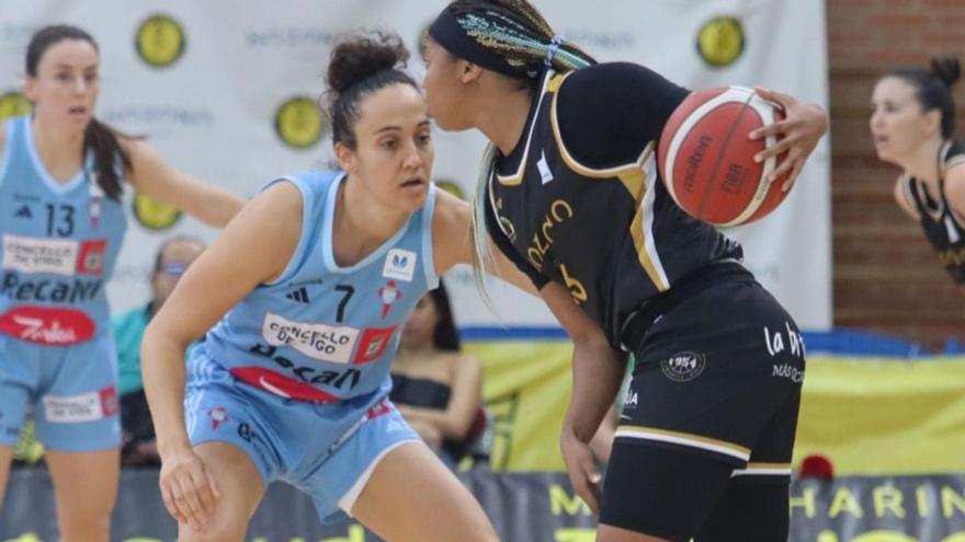 Arica Carter es defendida por Clementine Samson en el partido celebrado en Alcantarilla.