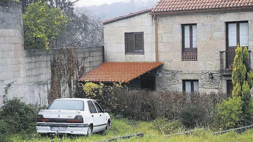 Un sintecho de Catoira aparece muerto en el coche en el que dormía desde hace días