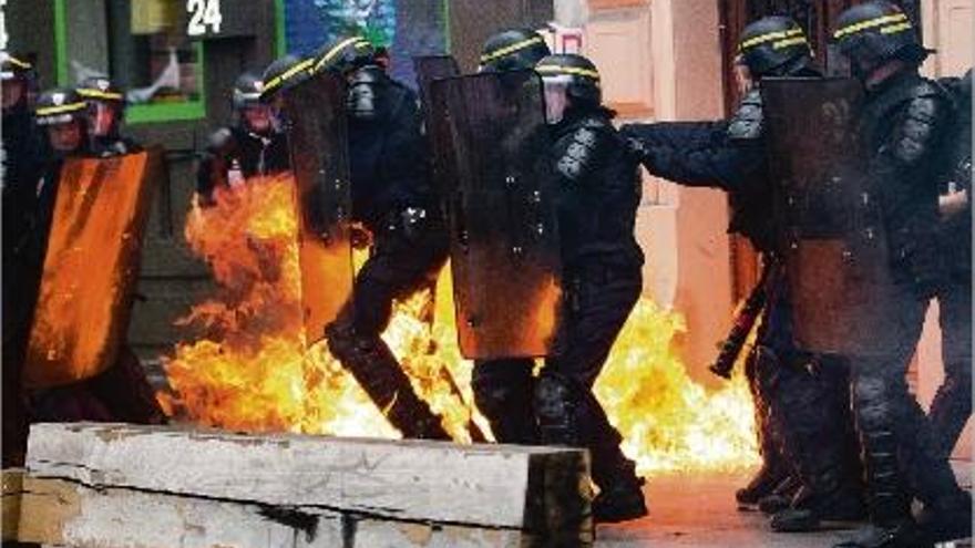 Els manifestants van llançar diversos còctels Molotov contra els agents antidisturbis a París.