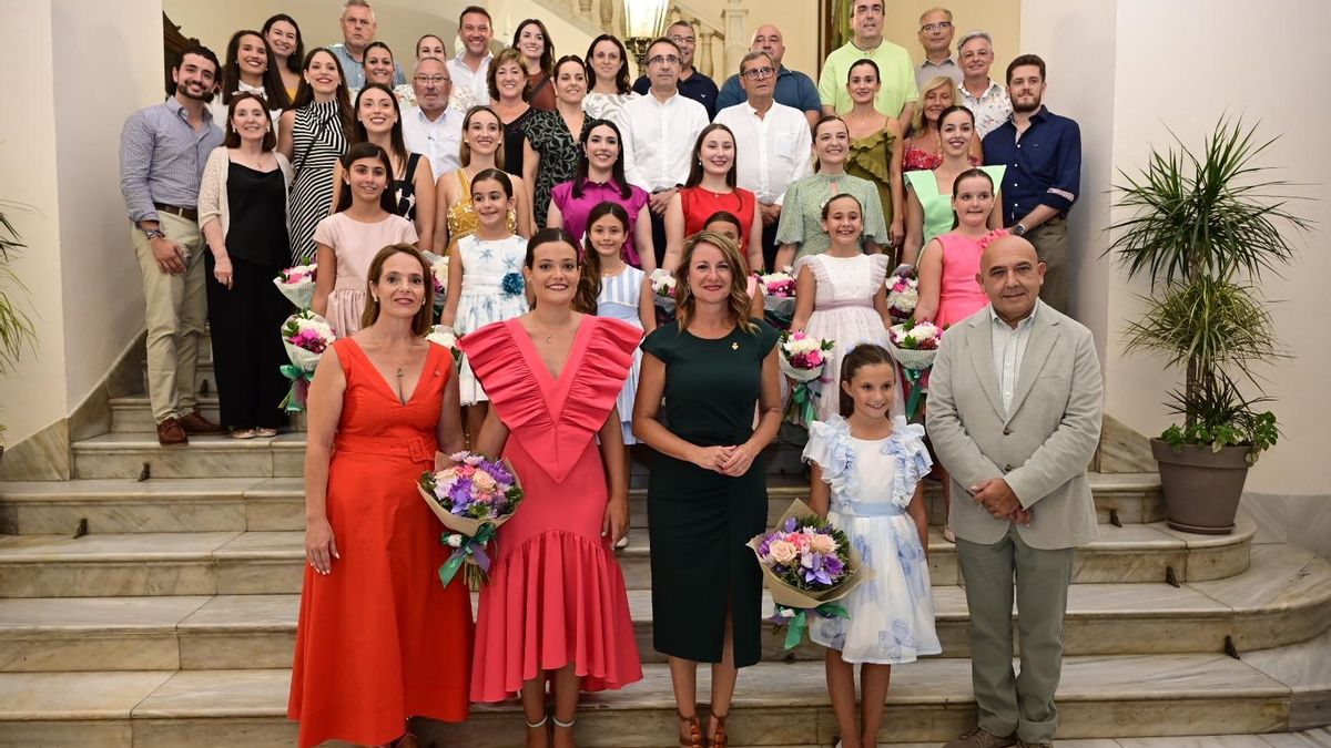 Foto de familia tras la elección de las nuevas reinas y las damas de las fiestas de Castelló 2026.