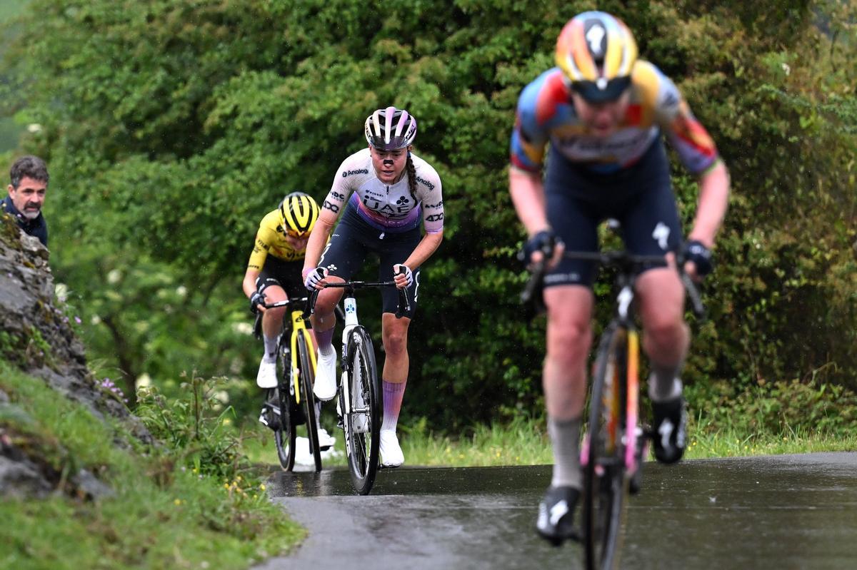 Van der Breggen y Blasi ascienden por Les Praeres.