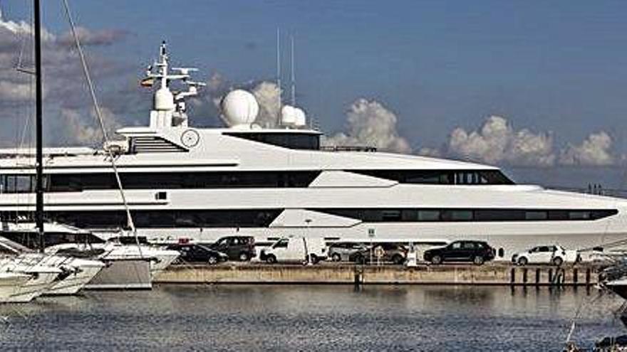 El yate de la familia real catarí, atracado estos días en el puerto de Palma.