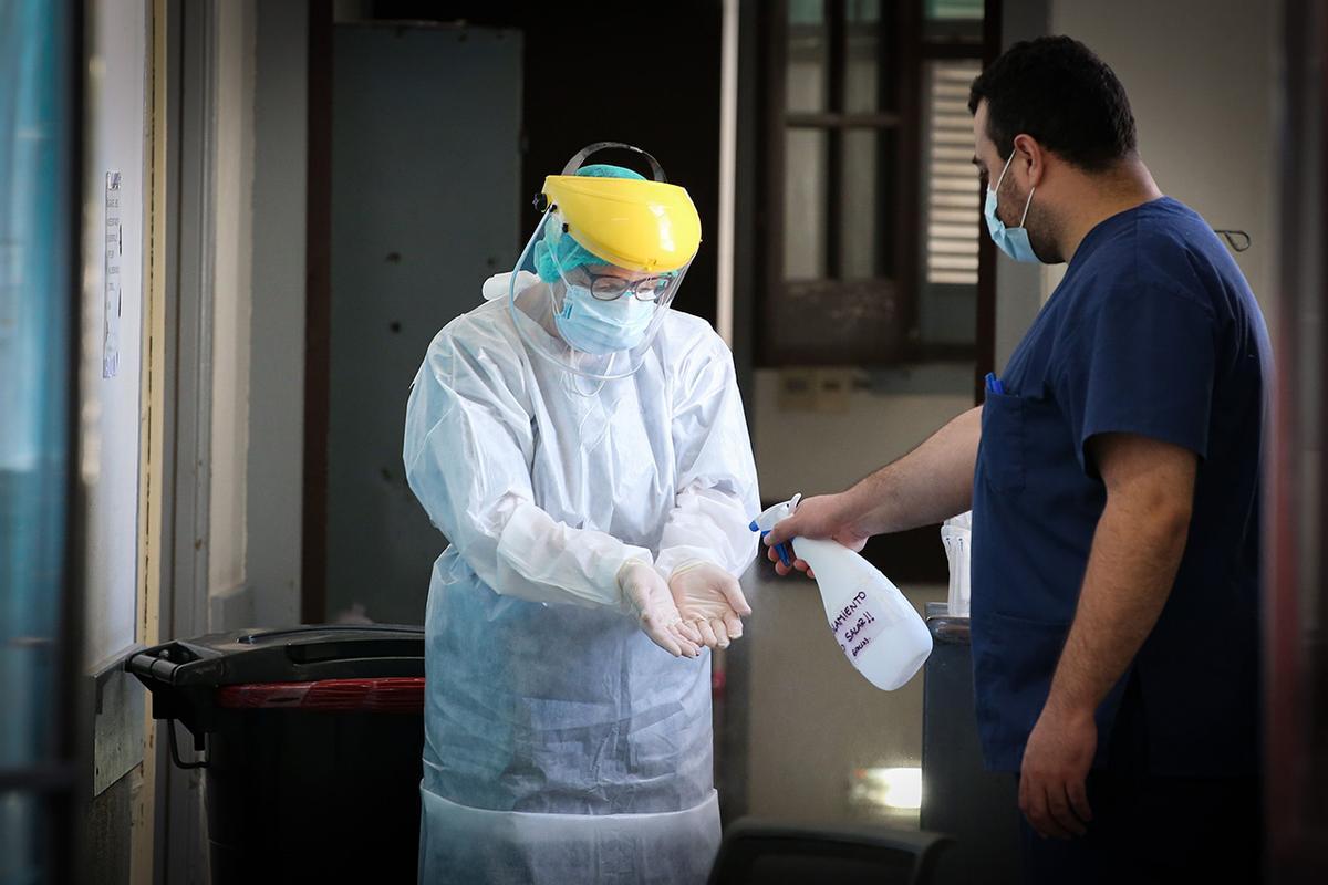 Una enfermera desinfecta sus manos en el área de Cuidados Intermedios del Hospital Público de Rivera, el 30 de marzo de 2021, en Rivera (Uruguay). Una tierra que no sabe de fronteras, donde la línea imaginaria que divide dos naciones casi no existe y sus pobladores lucen despreocupados ante la pandemia que azota el mundo. Así es Rivera, la ciudad uruguaya más afectada por la covid-19 y cuyo hospital público está saturado. Las cifras delatan la fragilidad de ese rincón del norte uruguayo fronterizo con Brasil y el coronavirus SARS-CoV-2 aprovecha ese talón de Aquiles para ingresar con su potencial destructivo e invadir con la nueva variante P-1 brasileña varios departamentos (provincias) del pequeño país suramericano. EFE/ Raúl Martínez