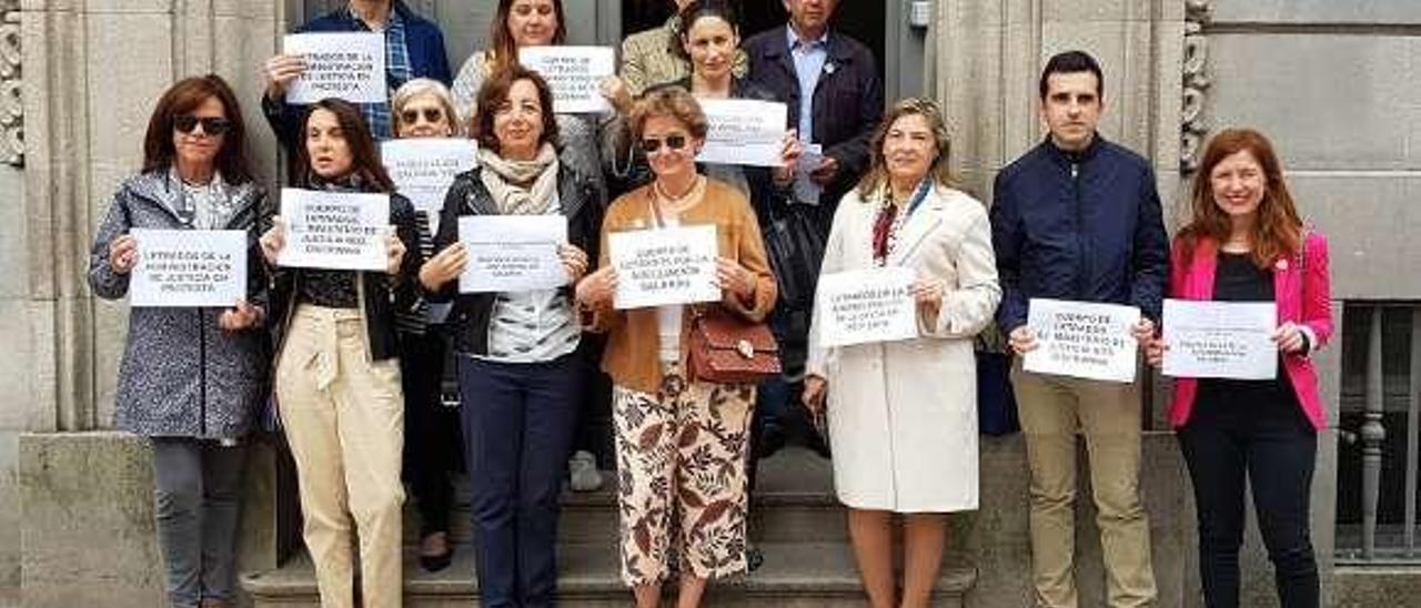 Los letrados pontevedreses concentrados ante la Audiencia. // Faro