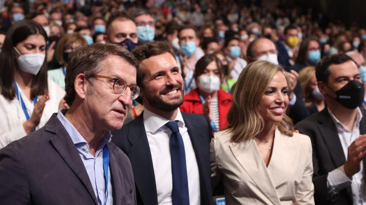 Feijóo, amb Casado i la seva dona durant la primera jornada del congrés de Sevilla. | EUROPA PRESS