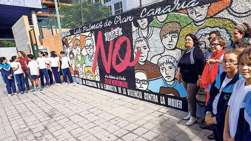 Un grafiti decora un muro del colegio Iberia