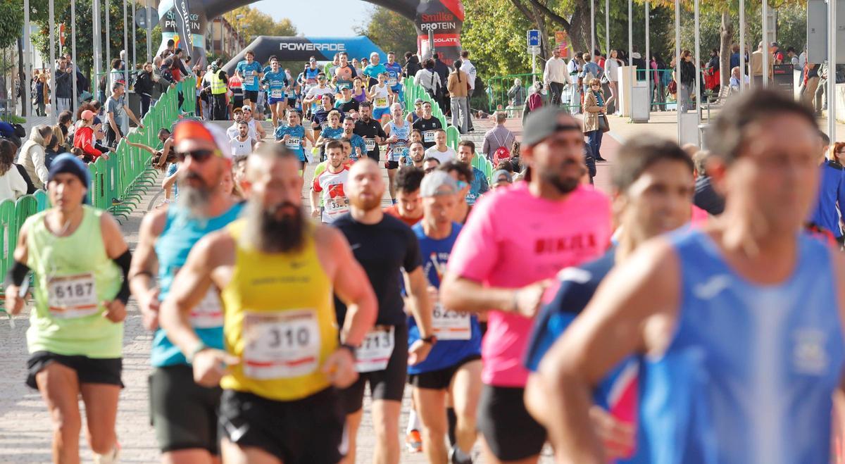 Un grupo de participantes, en la Media Maratón de Córdoba del 2024.