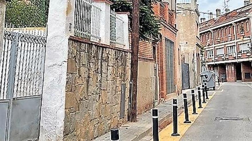 Veïns de la Pujada del Castell de Manresa demanen retirar dos pals tractats amb creosota