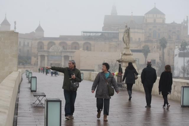 FOTOGALERÍA / Una densa niebla despierta Córdoba