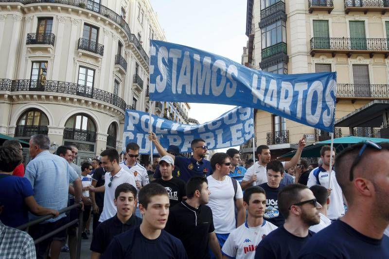 Concentración de aficionados por el futuro del Real Zaragoza