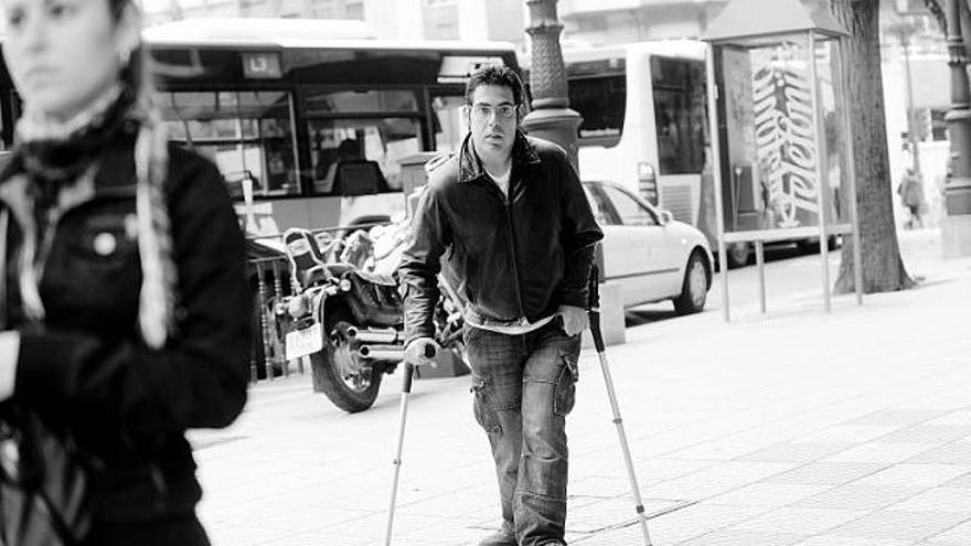 Marcelino Darriba, ayer, en la plaza de América de Oviedo.