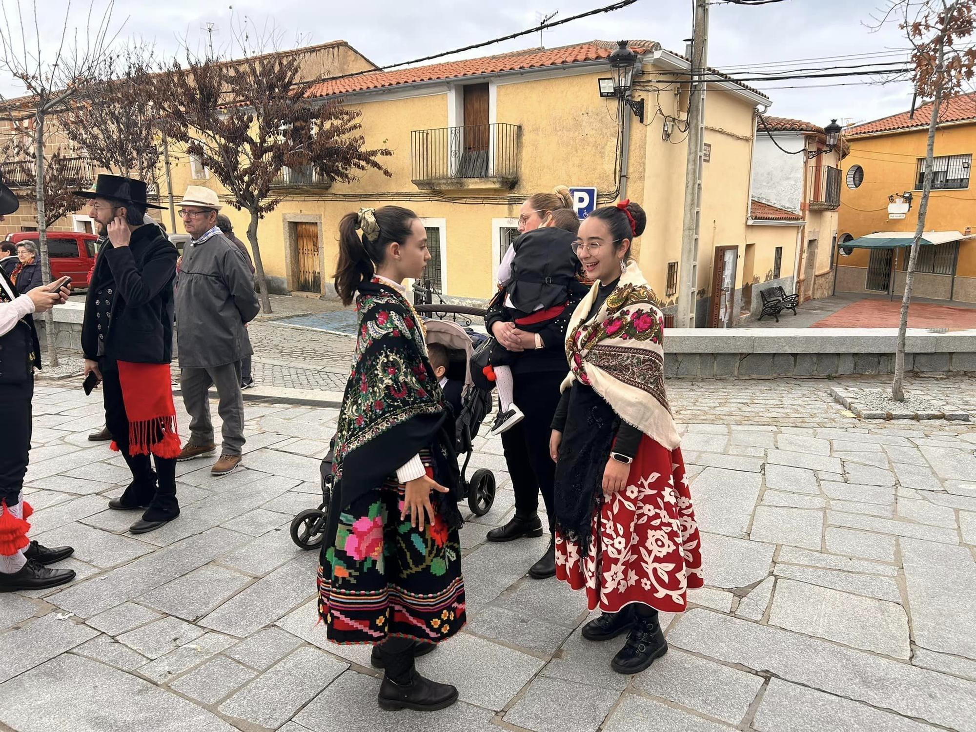 Galería | Aldeacentenera saca los refajos del baúl para recordar sus tradiciones