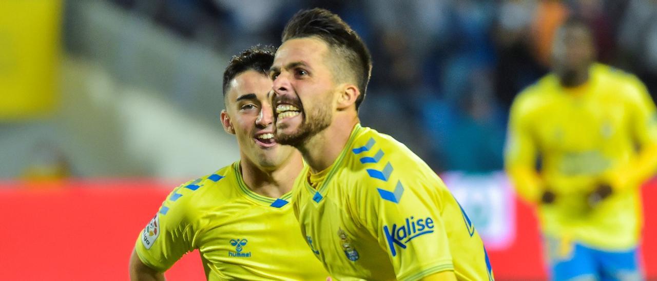 Kirian Rodríguez celebra su tanto ante el Amorebieta, bajo la mirada de Moleiro.