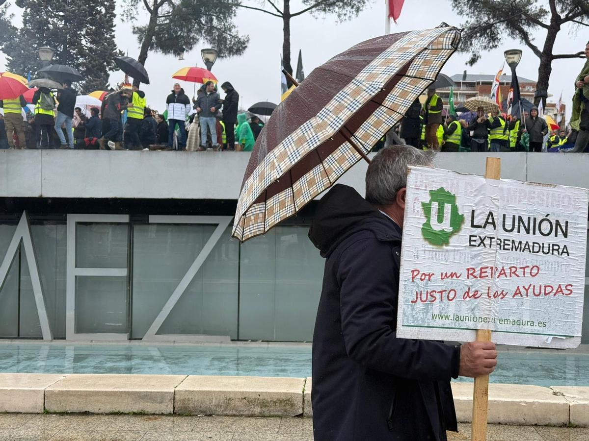 Centenares de personas comienzan a concentrarse en Colón mientras las autoridades cortan el tráfico en Recoletos, donde va a transcurrir la manifestación