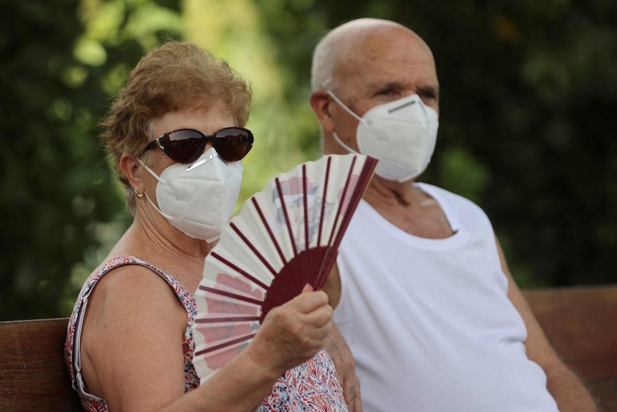 Dos personas, en Madrid, en un día con ola de calor. Dos personas, en Madrid, en un día con ola de calor.