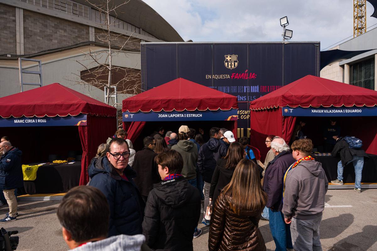 Tres de las carpas de las precandidaturas que e instalaron el sábado en el Camp Nou.