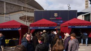 Tres de las carpas de las precandidaturas que e instalaron el sábado en el Camp Nou. 