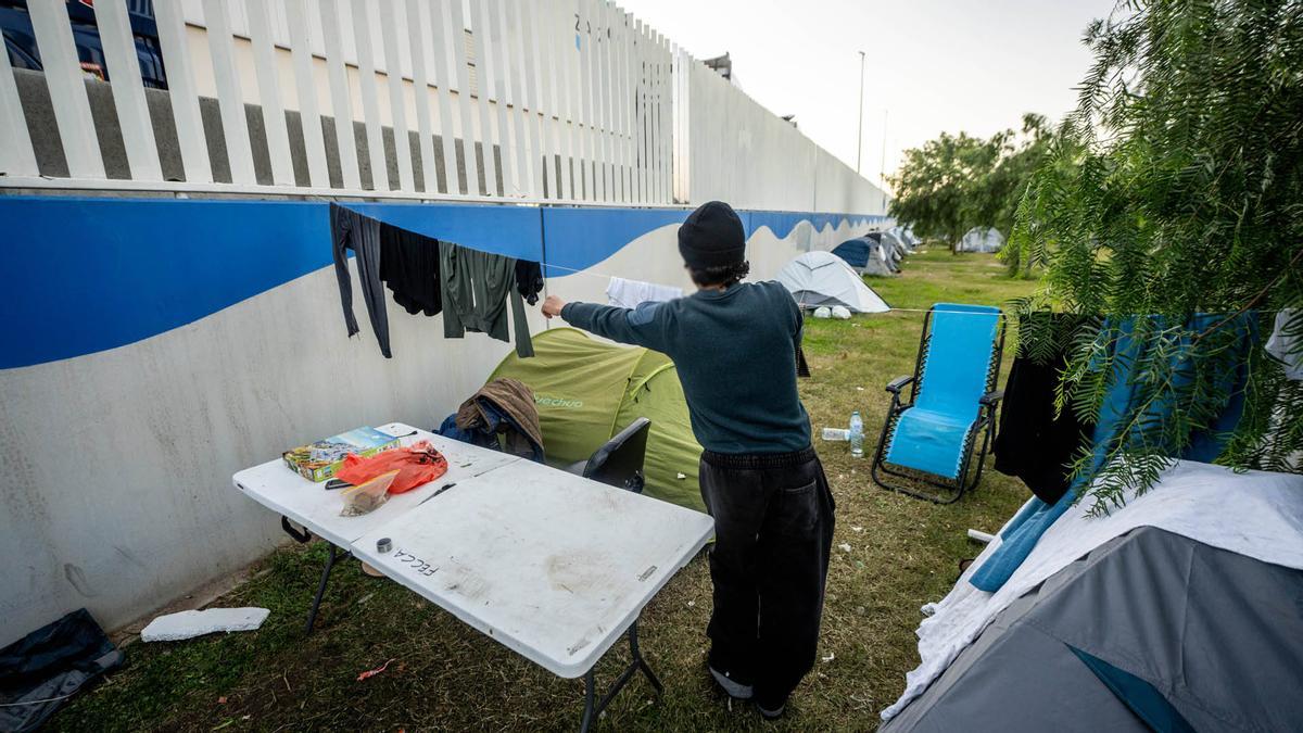 Personas sin hogar acampadan en la Zona Franca.