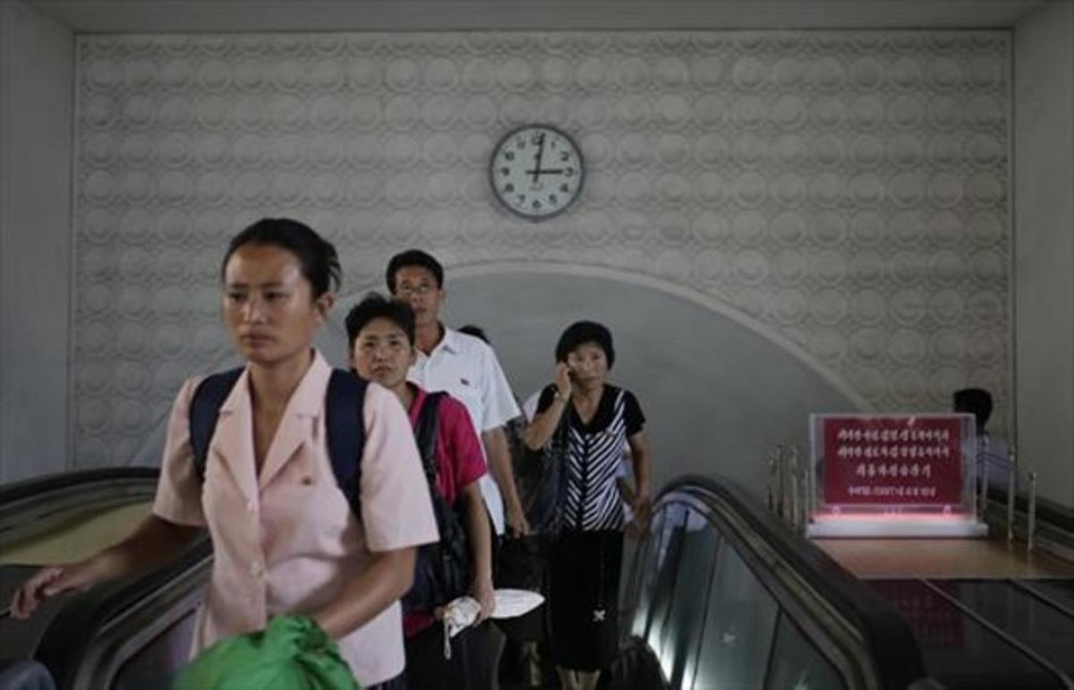 El canvi 8 Un rellotge marca l’hora en una estació de metro de Pyongyang, el setembre passat. El canvi 8 Un rellotge marca l’hora en una estació de metro de Pyongyang, el setembre passat.