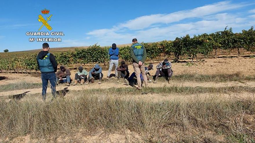 Agentes de la Guardia Civil durante la operación.