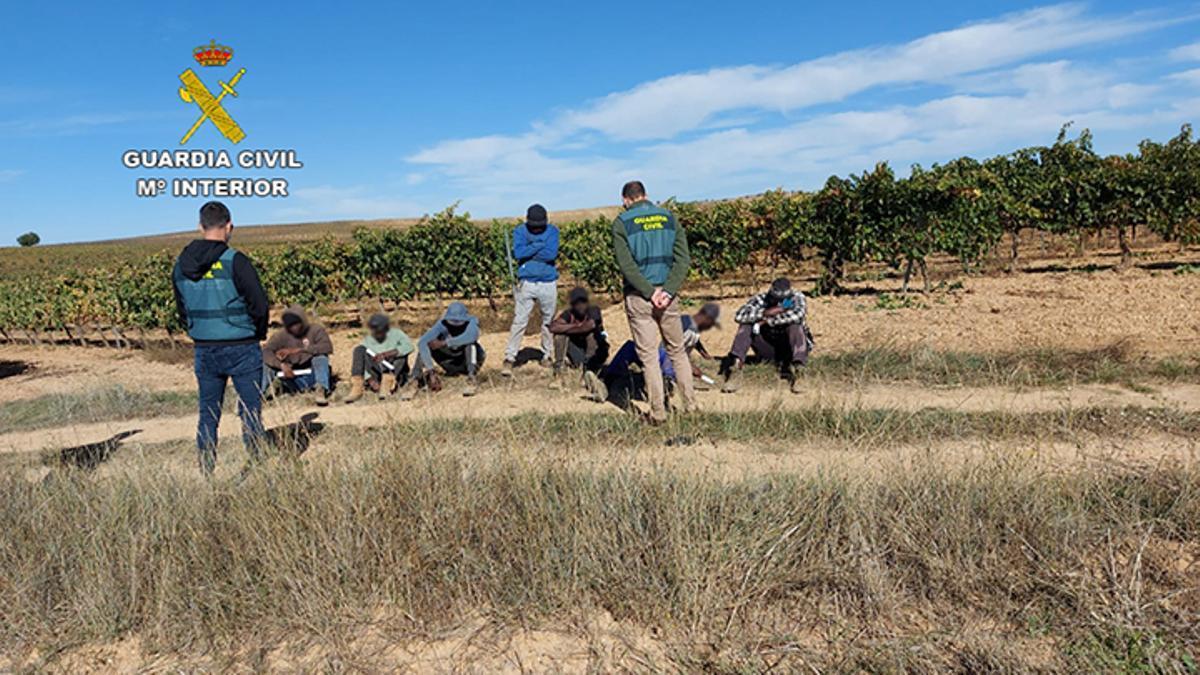 Agentes de la Guardia Civil durante la operación.