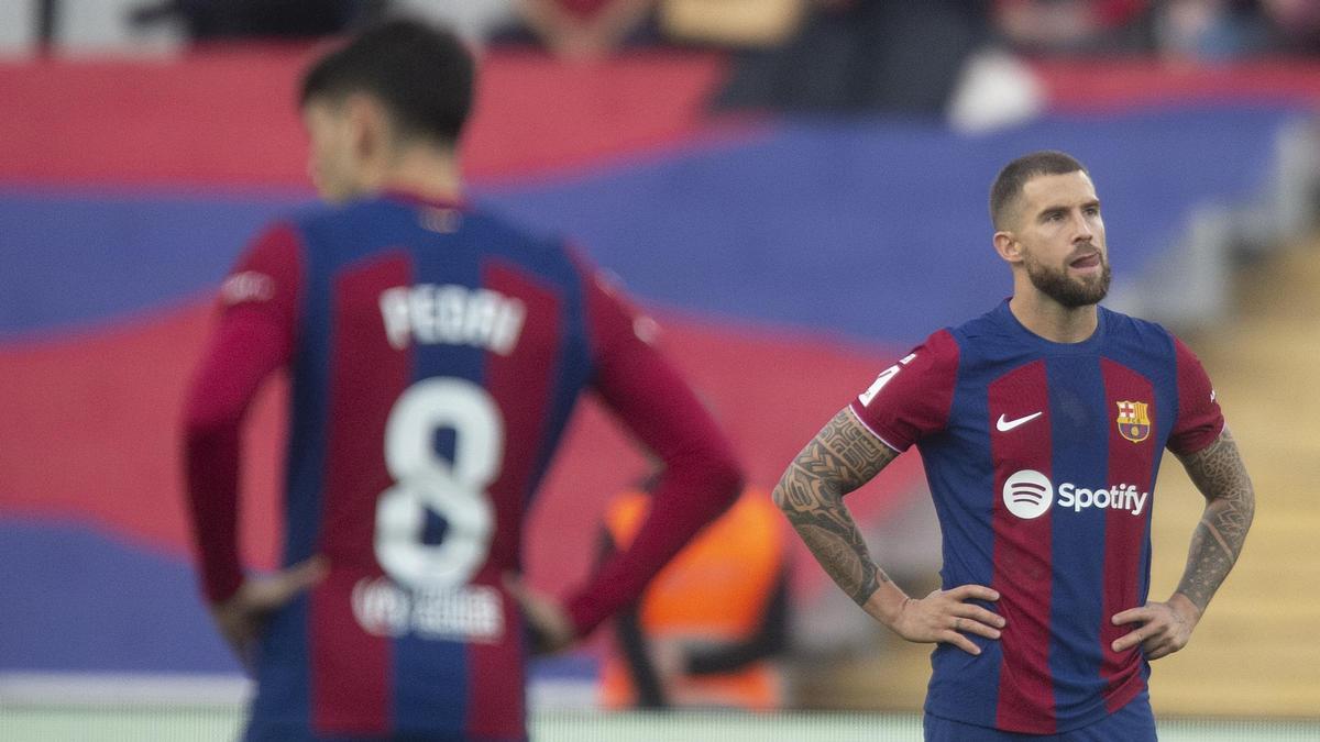 Gesto de preocupación de Pedri, de espaldas, e Iñigo Martínez durante el partido entre el Barça y el Alavés.